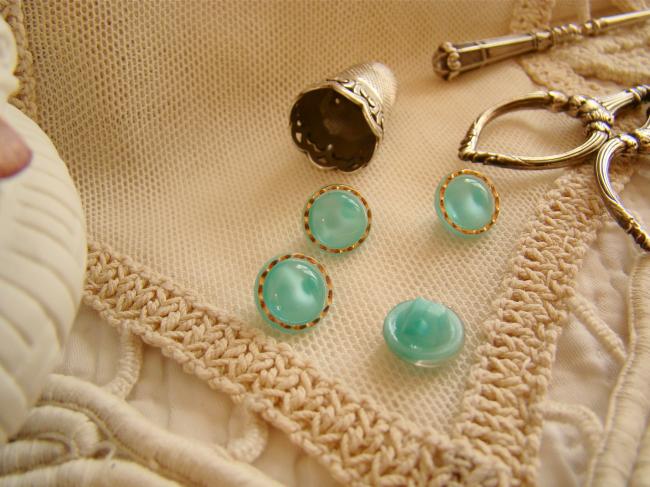 Belle série de 4 boutons en verre, bleu-vert translucide et liseré d'or, 10mm