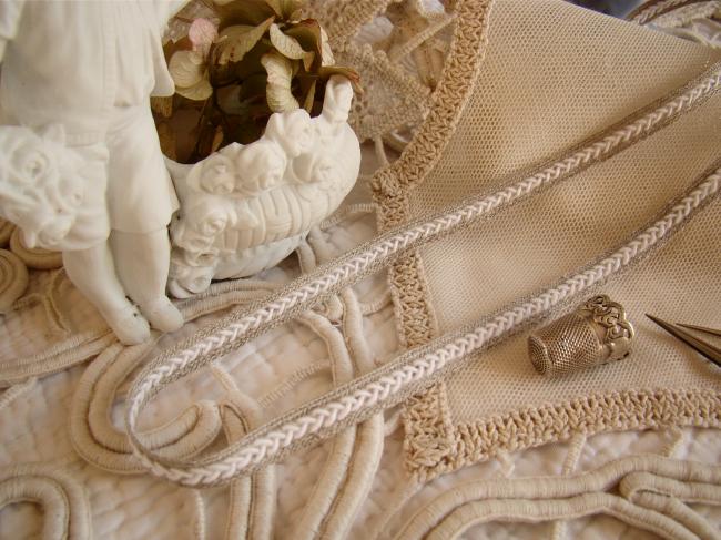 Superbe galon en lin naturel avec un croisillon de cordonnet blanc (10mm)