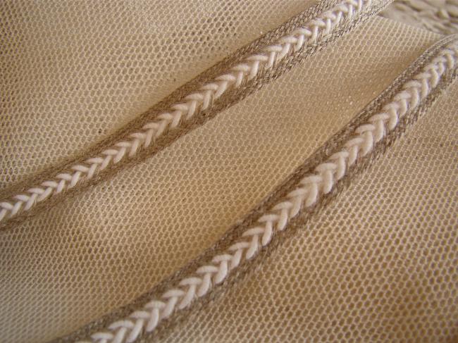Superbe galon en lin naturel avec un croisillon de cordonnet blanc (10mm)
