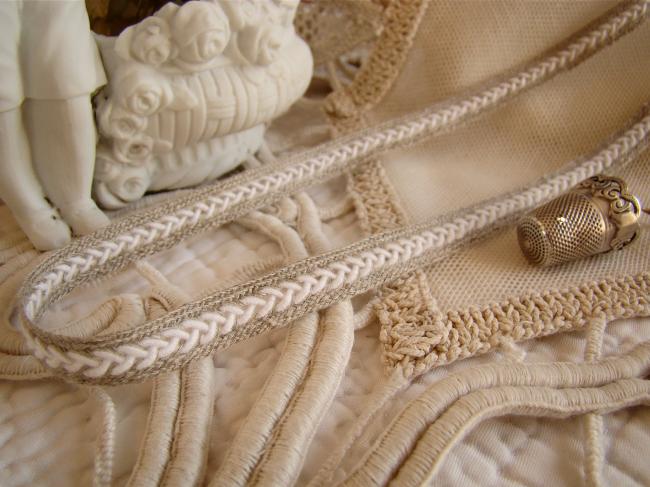 Superbe galon en lin naturel avec un croisillon de cordonnet blanc (10mm)