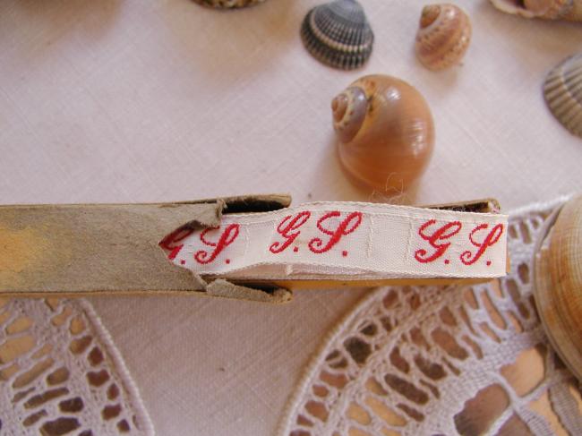 Boite de ruban blanc avec initiales 'GS'  tissées en rouge 1930