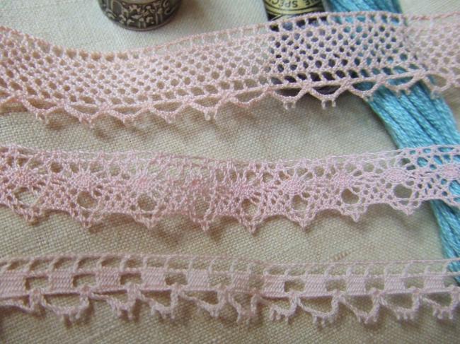 Joli lot de petites dentelles pour habits de poupée, de couleur rose pâle