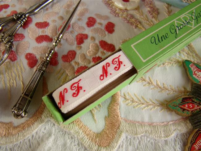 Boite de ruban blanc avec initiales 'NF' tissées en rouge 1930, marque Ary