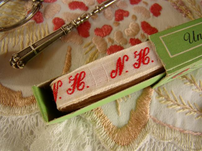 Boite de ruban blanc avec initiales 'NH' tissées en rouge 1930, marque Ary