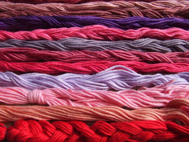 Grand assortiment d'échevettes coton à broder en N°4 DMC, nuance rose&rouge