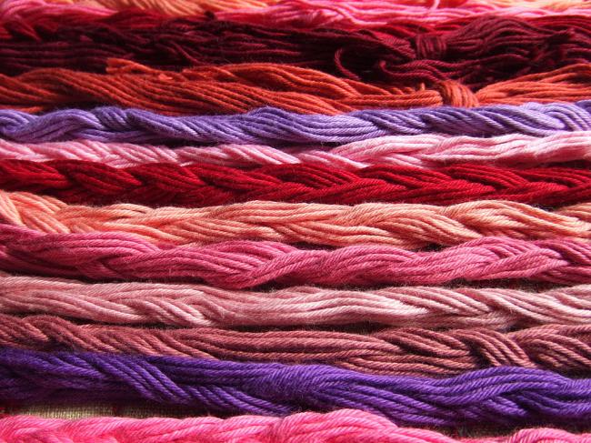 Grand assortiment d'échevettes coton à broder en N°4 DMC, nuance rose&rouge