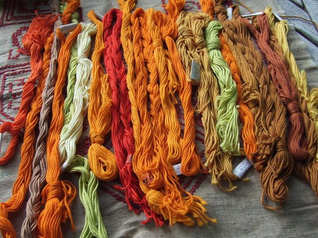 Grand assortiment d'échevettes coton à broder en N°4 DMC, nuance orange&jaune