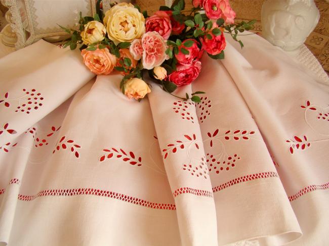 Magnifique drap brodé de rinceaux de fleurs ajourées et rivière fantaisie