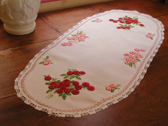 Superb table runner with hand-embroidered roses and little lace edging