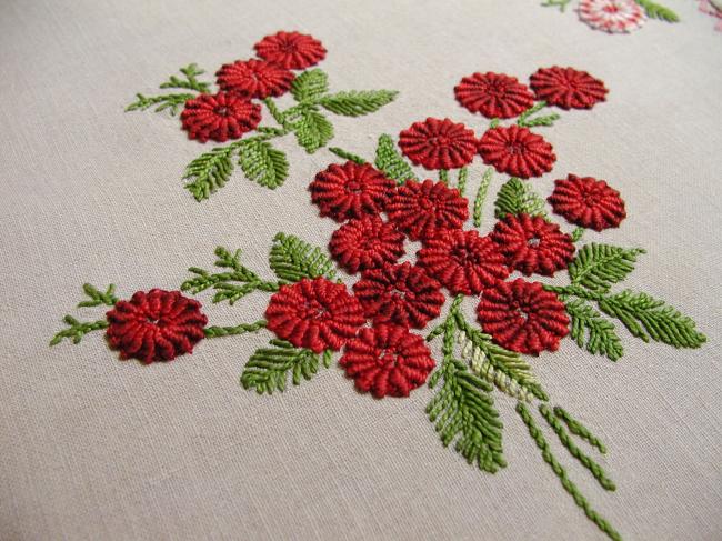 Superb table runner with hand-embroidered roses and little lace edging