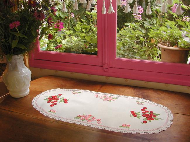 Superb table runner with hand-embroidered roses and little lace edging