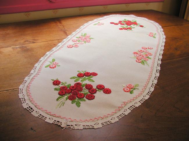 Superb table runner with hand-embroidered roses and little lace edging