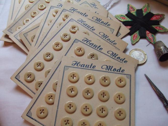 Jolie carte de 24 petits boutons ronds de couleur ivoire 'Haute Mode' 1920-30