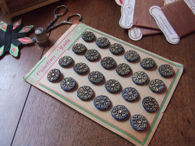 Merveilleuse série de 24 boutons bleus imitation passementerie, peints de dorure
