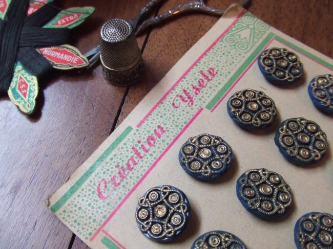 Merveilleuse série de 24 boutons bleus imitation passementerie, peints de dorure