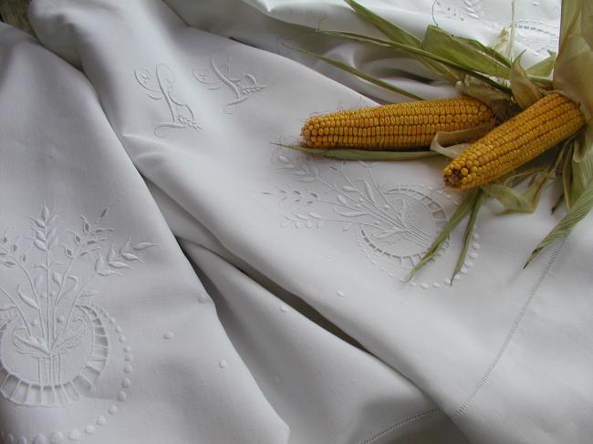 Enchanting linen sheet with hand-embroidered Richelieu wheats & monogramm LL