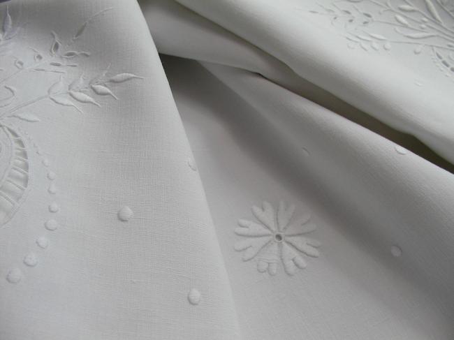 Enchanting linen sheet with hand-embroidered Richelieu wheats & monogramm LL