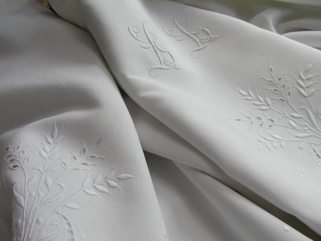 Enchanting linen sheet with hand-embroidered Richelieu wheats & monogramm LL