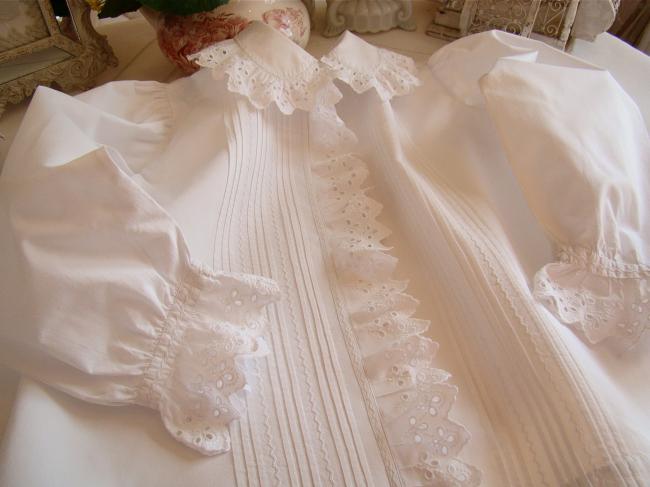 Très gracieux chemisier en lin, plis religieux et broderie anglaise 1890