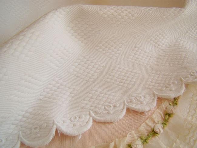 Jolie couverture de berceau en piqué de coton avec bordure festonnée 1900