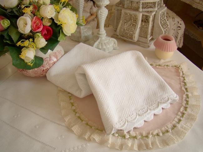 Jolie couverture de berceau en piqué de coton avec bordure festonnée 1900