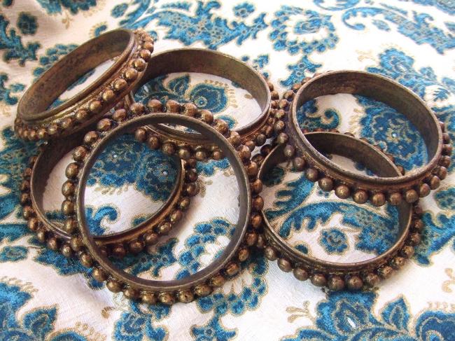 Merveilleuse série de 6 anneaux en bronze doré 1900, motif de rang de perles