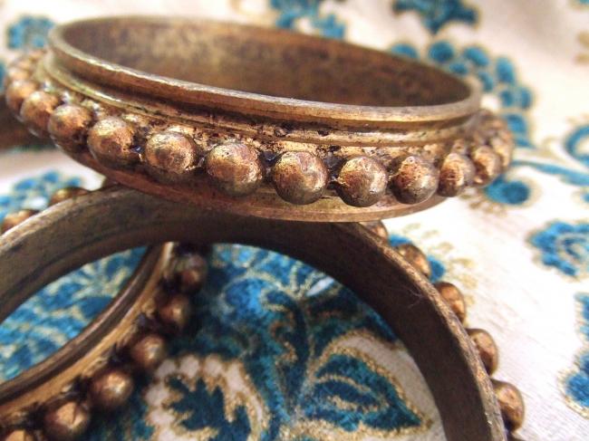 Merveilleuse série de 6 anneaux en bronze doré 1900, motif de rang de perles