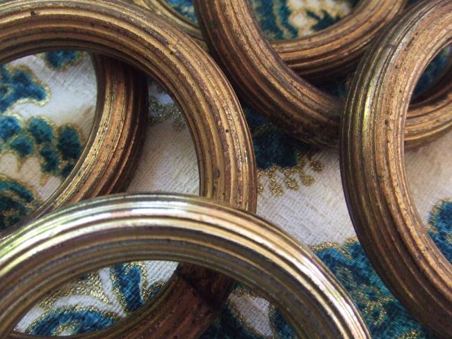 Belle série de 6 anneaux en bronze moulé doré, période 1900
