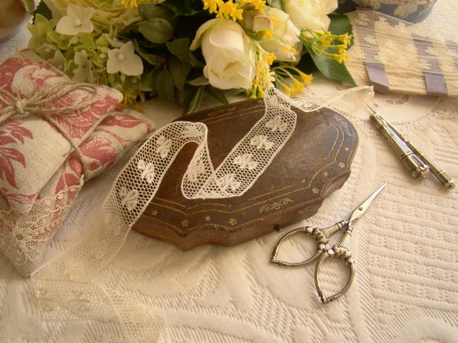 Véritable dentelle de Valenciennes d'entredeux, semis de roses (fuseaux)