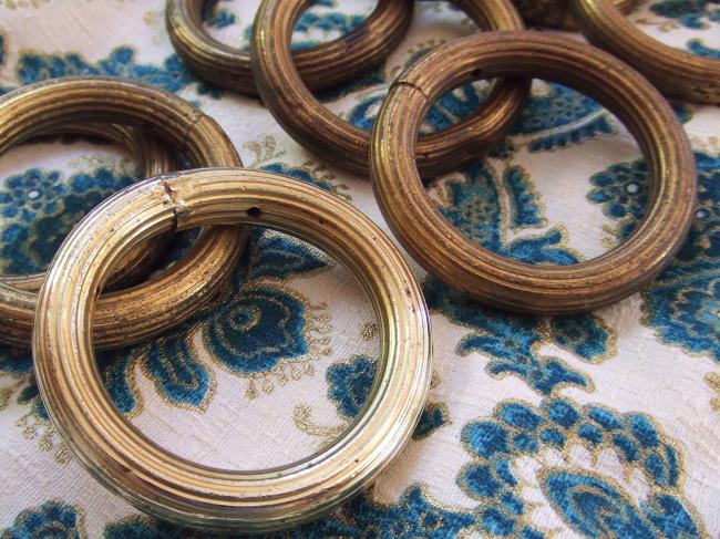 Belle série de 9 anneaux en bronze moulé doré (qualité lourde), période 1900