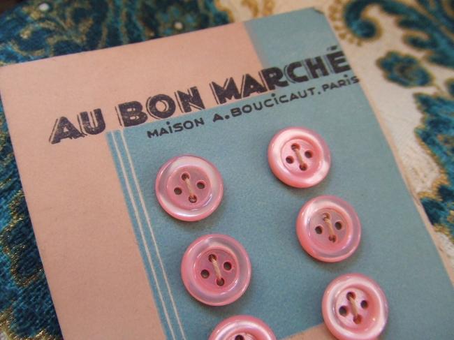 Adorable carte de 12 petits boutons en nacre teintée en rose, Au Bon Marché.