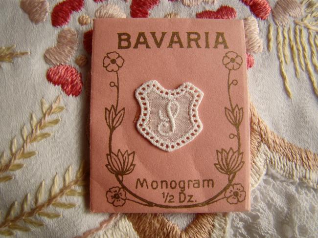 Adorable mini monogramme S dans un cartouche ajouré en fine batiste 1900-20