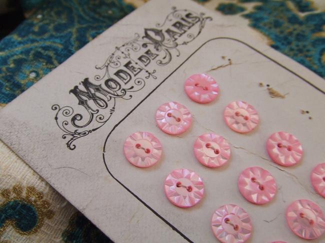 Merveilleuse carte de 16 boutons taillés en diamant dans la nacre, couleur rose