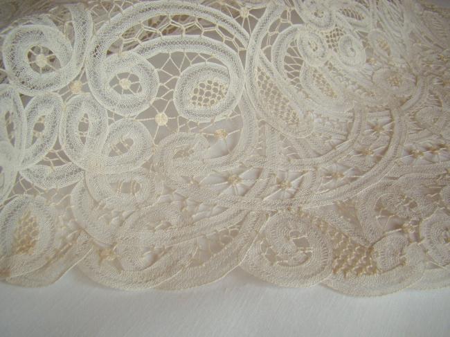 Linge ancien: Superbe chemin de table brodé à la Renaissance aux lacets