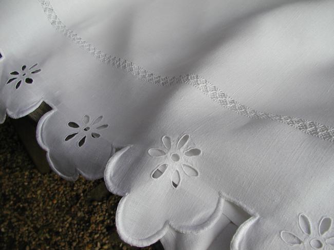 Marvellous pur linen sheet with hand-embroidered scalopped edge & monogram JC