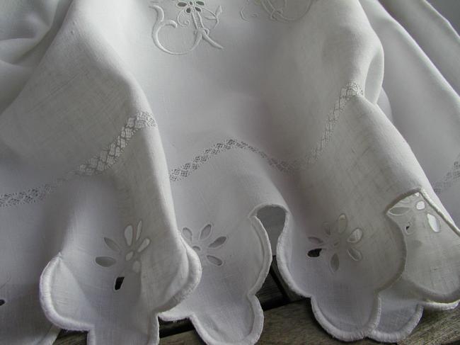 Marvellous pur linen sheet with hand-embroidered scalopped edge & monogram JC