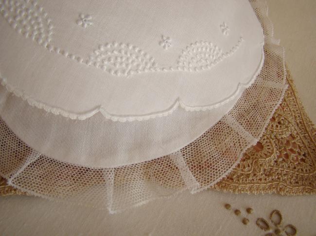 Adorable bavoir de bébé en fin linon brodé de fleurs et dentelle en tulle