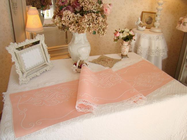 Superbe chemin de table en lin rose brodé de volutes & dentelle Cluny n°1
