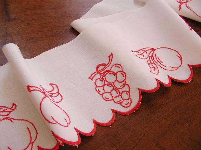 Superbe bordure  brodée de fruits d'automne en rouge avec pommes,poires, raisins