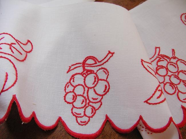 Superbe bordure  brodée de fruits d'automne en rouge avec pommes,poires, raisins