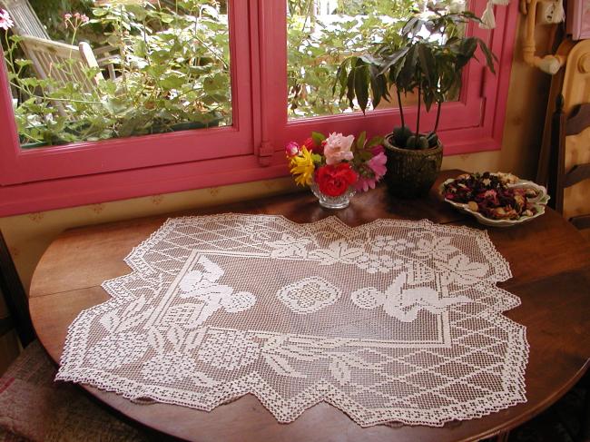 Superb table centre in hand-made fillet lace with 2 angels,  1930