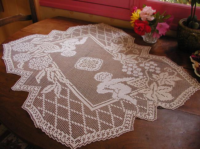 Superb table centre in hand-made fillet lace with 2 angels,  1930