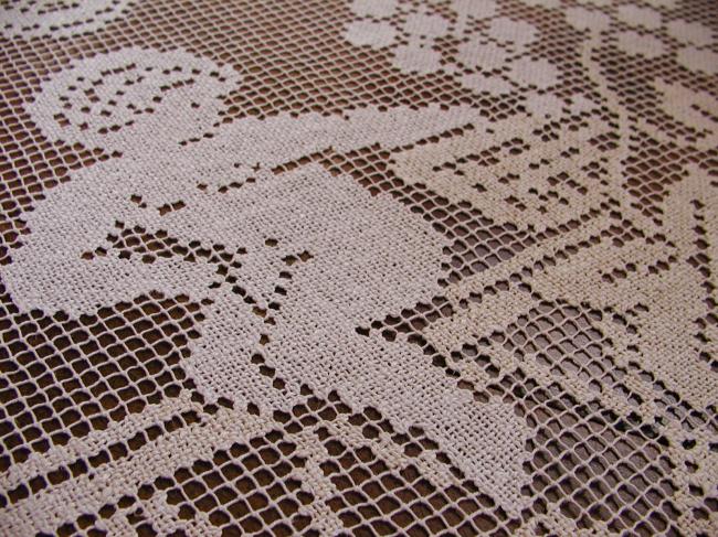 Superb table centre in hand-made fillet lace with 2 angels,  1930
