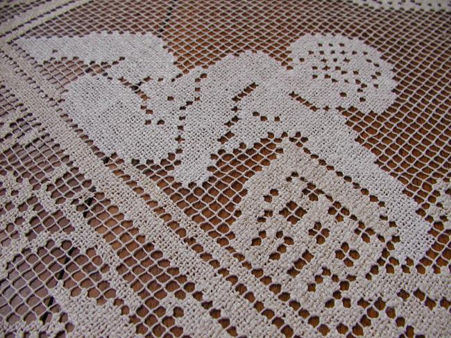 Superb table centre in hand-made fillet lace with 2 angels,  1930