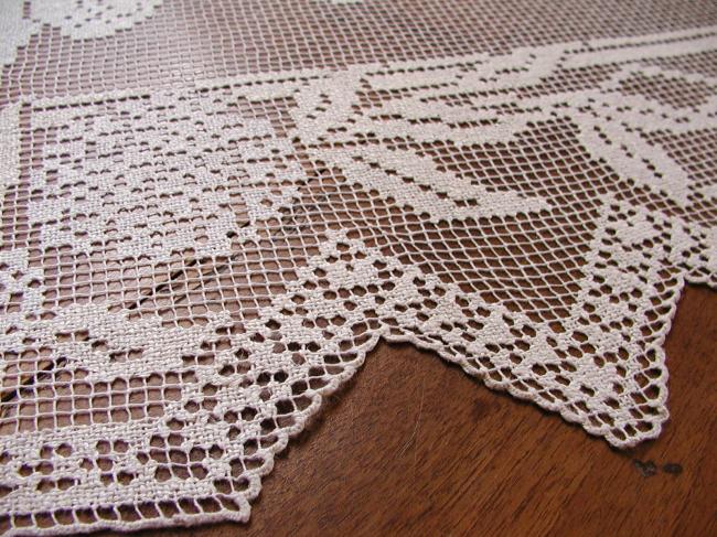 Superb table centre in hand-made fillet lace with 2 angels,  1930