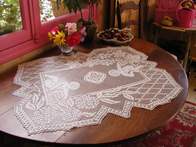 Superb table centre in hand-made fillet lace with 2 angels,  1930