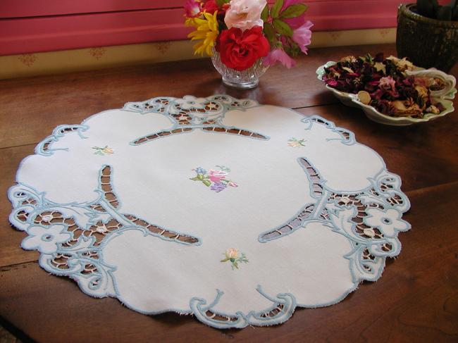 Gorgeous linen table centre with Richelieu works with bouquet of flowers