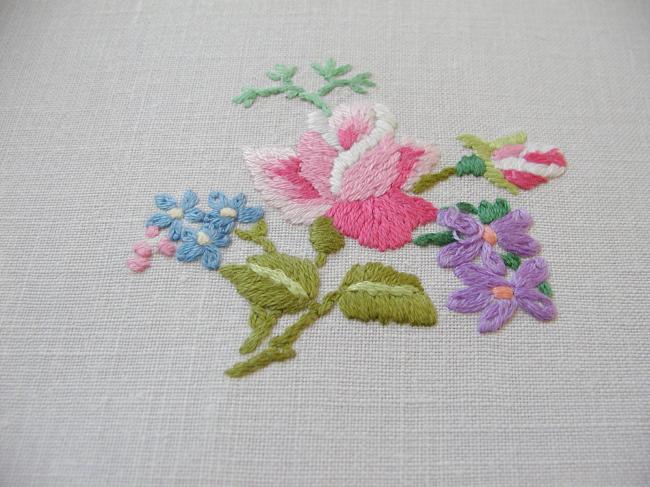 Gorgeous linen table centre with Richelieu works with bouquet of flowers