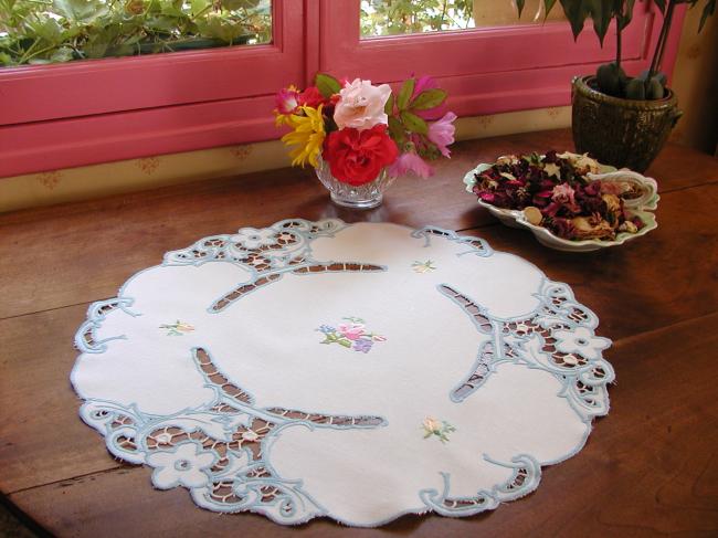 Gorgeous linen table centre with Richelieu works with bouquet of flowers