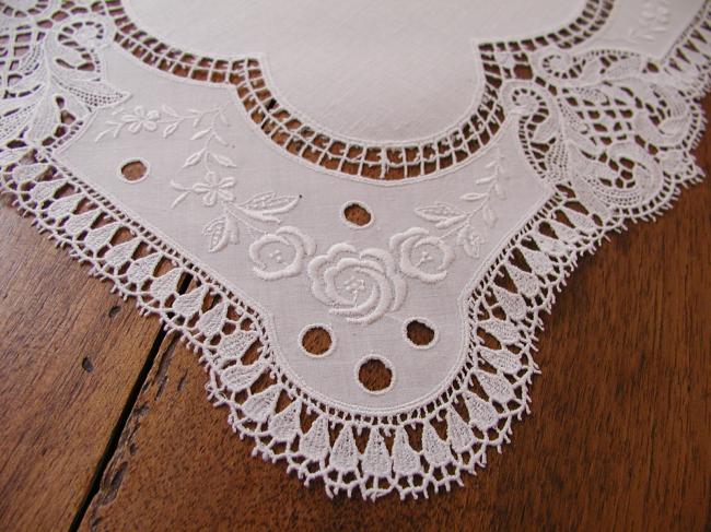 Splendid tray cloth with very glamourous chemical lace 1900